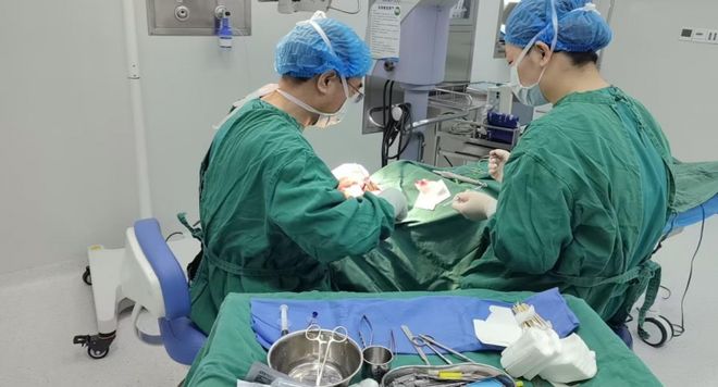告别“以泪洗面”与“睫毛扎眼”，南昌爱尔眼科成功为88岁高龄患者实施右眼睑内翻矫正术