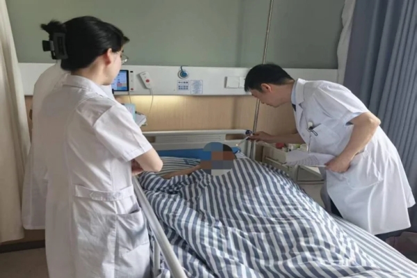 多病缠身遇绝境！79岁老人罹患难治青光眼，南昌爱尔刘学群院长妙手挽回光明